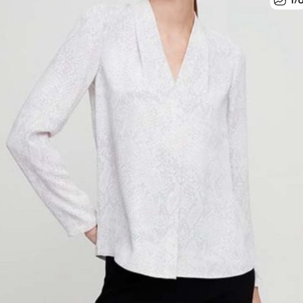 aritzia Babaton Textured White V-Neck Blouse snake print small